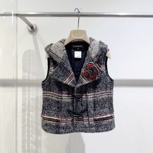 🚩steal CHANEL Black & Gray Tweed Hooded Girls' Vest with Red Accent Flower